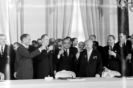 1963 – Det partiella provstoppsavtalet (PTBT) träder i kraft